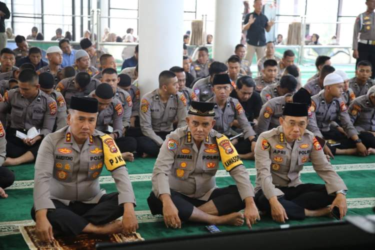 Kapolda Bengkulu Irjen Pol Mardiyono mengikuti kegiatan Binrohtal di Masjid Al-Amin Polda Bengkulu bersama personel Polri