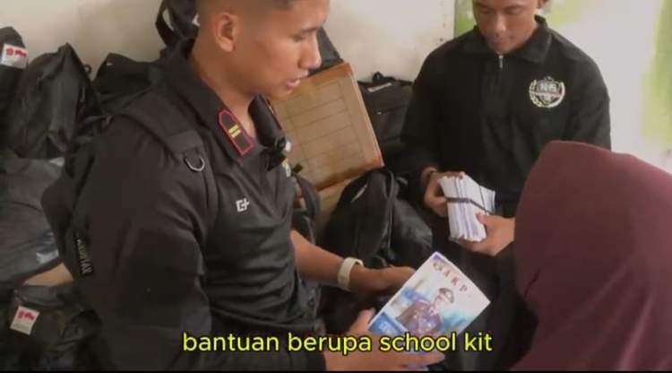 Taruna Akademi Kepolisian membersihkan lumpur di Pasar Bawah Aceh Tamiang bersama warga dalam aksi sosial Latsitardanus pascabencana