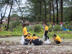 GEMPAR, Polresta Bengkulu Bersihkan Pantai Zakat