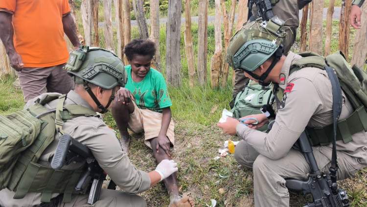 Personel Satgas Operasi Damai Cartenz 2026 melakukan patroli jalan kaki sambil memberikan layanan kesehatan kepada warga Distrik Sugapa, Intan Jaya, Papua.