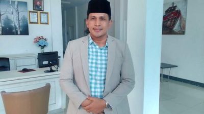 April Yones Resmi Jadi Ketua P3 Bengkulu, DPC Sepakat Satu Nama Bengkulu, mediabengkulu - Musyawarah Wilayah Partai Persatuan Pembangunan (PPP) Provinsi Bengkulu resmi menetapkan April Yones sebagai Ketua P3 Bengkulu. Keputusan ini diambil secara final setelah seluruh DPC peserta musyawarah menyepakati satu nama. Ketua DPC PPP Kabupaten Seluma, Ansori, S.Sos, menegaskan bahwa hasil musyawarah sudah sah dan tidak menyisakan perbedaan pendapat. “Sudah final. Semua sepakat mengerucut ke satu nama, yaitu Bapak April Yones,” kata Ansori. Ia menjelaskan, musyawarah diikuti oleh perwakilan sembilan DPC kabupaten, ditambah unsur perimbangan. Meski ada lima DPC yang tidak hadir, keputusan tetap dinilai memenuhi syarat. “Yang tidak hadir tidak menyampaikan usulan apa pun. Proses tetap berjalan sesuai mekanisme,” ujarnya. Penunjukan April Yones sebagai Ketua PPP Bengkulu juga telah disetujui Ketua Umum DPP PPP, Haji Muhammad Mardiono. Selanjutnya, tim formatur akan menyusun struktur kepengurusan dan melaporkannya ke DPP. “Setelah ini, formatur menyusun kepengurusan dan segera dilaporkan ke DPP untuk diterbitkan SK,” jelas Ansori. Ansori berharap April Yones mampu merangkul seluruh elemen partai dan memperkuat soliditas internal. “Harapan kami, Ketua terpilih bisa merangkul semua pengurus dan kader P3 se-Provinsi Bengkulu,” katanya. Ia juga menargetkan peningkatan perolehan kursi legislatif pada Pemilu mendatang. “Target utama adalah meningkatkan kursi DPRD, baik di kabupaten maupun provinsi,” tambahnya. Sementara itu, April Yones, menyampaikan terima kasih atas kepercayaan yang diberikan kepadanya. Ia berkomitmen memimpin partai secara terbuka dan inklusif. “Saya berterima kasih atas kepercayaan teman-teman. Amanah ini akan saya jalankan secara transparan dan bertanggung jawab,” ujar April Yones. Menurutnya, komunikasi dengan DPC yang belum hadir akan segera dilakukan. “DPC yang belum hadir tetap akan kami ajak dialog. Tujuannya satu, merapatkan barisan untuk memajukan P3 dan Provinsi Bengkulu,” tegasnya. Sebagai informasi, April Yones, S.E., M.A.P. saat ini juga menjabat Ketua DPRD Kabupaten Seluma periode 2024–2029 dari PPP. Dengan penetapan ini, PPP Bengkulu memasuki tahap konsolidasi menuju pembentukan kepengurusan definitif dan penguatan strategi politik ke depan.