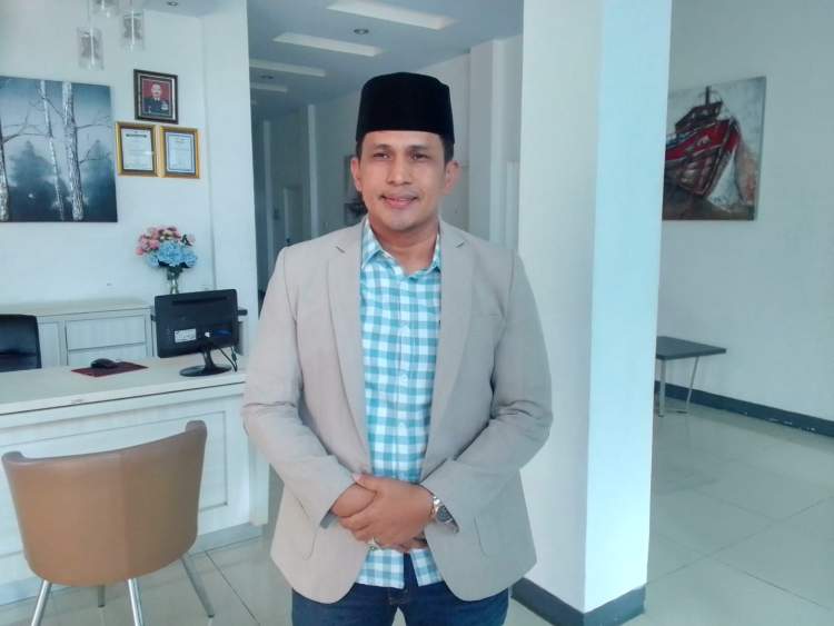 April Yones Resmi Jadi Ketua P3 Bengkulu, DPC Sepakat Satu Nama Bengkulu, mediabengkulu - Musyawarah Wilayah Partai Persatuan Pembangunan (PPP) Provinsi Bengkulu resmi menetapkan April Yones sebagai Ketua P3 Bengkulu. Keputusan ini diambil secara final setelah seluruh DPC peserta musyawarah menyepakati satu nama. Ketua DPC PPP Kabupaten Seluma, Ansori, S.Sos, menegaskan bahwa hasil musyawarah sudah sah dan tidak menyisakan perbedaan pendapat. “Sudah final. Semua sepakat mengerucut ke satu nama, yaitu Bapak April Yones,” kata Ansori. Ia menjelaskan, musyawarah diikuti oleh perwakilan sembilan DPC kabupaten, ditambah unsur perimbangan. Meski ada lima DPC yang tidak hadir, keputusan tetap dinilai memenuhi syarat. “Yang tidak hadir tidak menyampaikan usulan apa pun. Proses tetap berjalan sesuai mekanisme,” ujarnya. Penunjukan April Yones sebagai Ketua PPP Bengkulu juga telah disetujui Ketua Umum DPP PPP, Haji Muhammad Mardiono. Selanjutnya, tim formatur akan menyusun struktur kepengurusan dan melaporkannya ke DPP. “Setelah ini, formatur menyusun kepengurusan dan segera dilaporkan ke DPP untuk diterbitkan SK,” jelas Ansori. Ansori berharap April Yones mampu merangkul seluruh elemen partai dan memperkuat soliditas internal. “Harapan kami, Ketua terpilih bisa merangkul semua pengurus dan kader P3 se-Provinsi Bengkulu,” katanya. Ia juga menargetkan peningkatan perolehan kursi legislatif pada Pemilu mendatang. “Target utama adalah meningkatkan kursi DPRD, baik di kabupaten maupun provinsi,” tambahnya. Sementara itu, April Yones, menyampaikan terima kasih atas kepercayaan yang diberikan kepadanya. Ia berkomitmen memimpin partai secara terbuka dan inklusif. “Saya berterima kasih atas kepercayaan teman-teman. Amanah ini akan saya jalankan secara transparan dan bertanggung jawab,” ujar April Yones. Menurutnya, komunikasi dengan DPC yang belum hadir akan segera dilakukan. “DPC yang belum hadir tetap akan kami ajak dialog. Tujuannya satu, merapatkan barisan untuk memajukan P3 dan Provinsi Bengkulu,” tegasnya. Sebagai informasi, April Yones, S.E., M.A.P. saat ini juga menjabat Ketua DPRD Kabupaten Seluma periode 2024–2029 dari PPP. Dengan penetapan ini, PPP Bengkulu memasuki tahap konsolidasi menuju pembentukan kepengurusan definitif dan penguatan strategi politik ke depan.