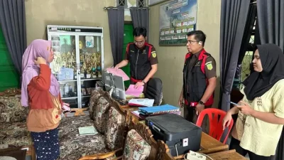 Tim Kejaksaan Negeri Bengkulu Selatan saat melakukan penggeledahan terkait dugaan penyimpangan Dana Desa di Desa Bandar Agung