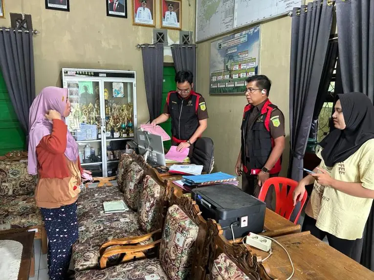 Tim Kejaksaan Negeri Bengkulu Selatan saat melakukan penggeledahan terkait dugaan penyimpangan Dana Desa di Desa Bandar Agung