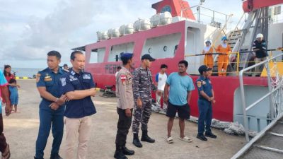 Polairud Enggano Amankan Kedatangan KM Mohammad Husni Thamrin di Pelabuhan Malakoni