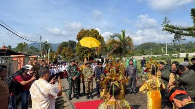 TMMD Ke-127 TA 2026 resmi dibuka di Rejang Lebong. Program ini fokus membangun infrastruktur desa melalui sinergi TNI, Pemda, dan masyarakat.