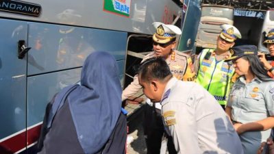 Petugas Ditlantas Polda Bengkulu memeriksa armada bus PO SAN dalam kegiatan ram check di Kampung Bali Bengkulu