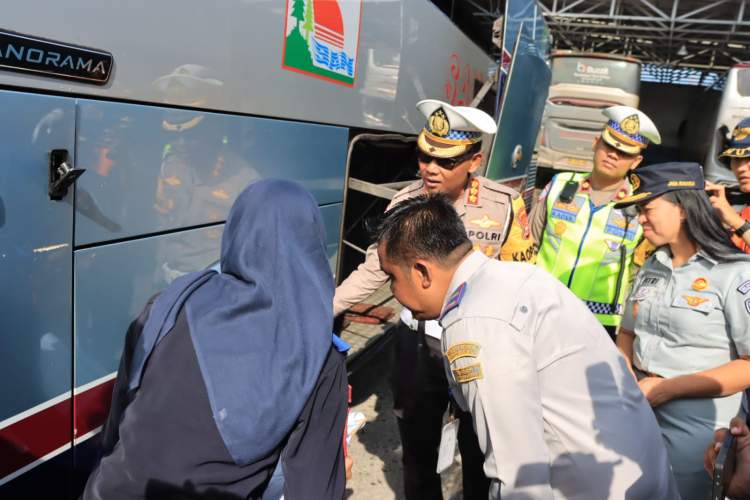 Petugas Ditlantas Polda Bengkulu memeriksa armada bus PO SAN dalam kegiatan ram check di Kampung Bali Bengkulu
