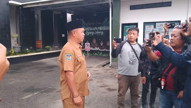 Kejari Rejang Lebong memeriksa Sekdisdik sebagai saksi dalam kasus dugaan korupsi Dana BOS 2023–2024 senilai Rp76 miliar.