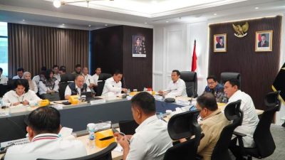 Petugas Satgas Saber Pelanggaran Pangan memantau harga bahan pokok di pasar jelang HBKN 2026