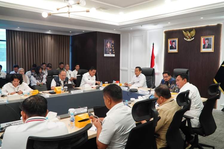 Petugas Satgas Saber Pelanggaran Pangan memantau harga bahan pokok di pasar jelang HBKN 2026