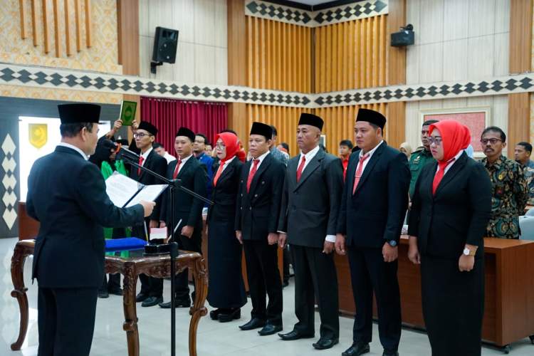 Pj Sekda Bengkulu Herwan Antoni melantik tujuh komisioner KPID Bengkulu periode 2026–2029