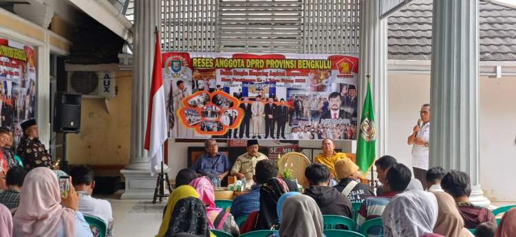Anggota DPRD Bengkulu H Suharto berdialog dengan warga saat reses 2026 di Kota Bengkulu