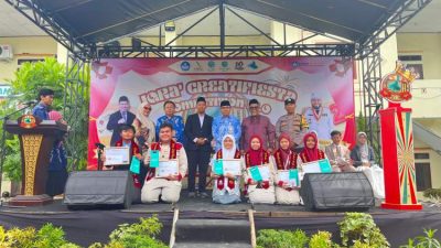 Asisten I Setda Bengkulu Khairil Anwar menutup ICC 12.0 di SMA IT Iqra Kota Bengkulu