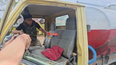 aparat mengevakuasi sopir tangki air korban penembakan di Yahukimo Papua