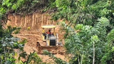 Personel TNI bersama warga mengerjakan pembukaan jalan program TMMD ke-127 di Desa Seguring Kecamatan Curup Utara Rejang Lebong