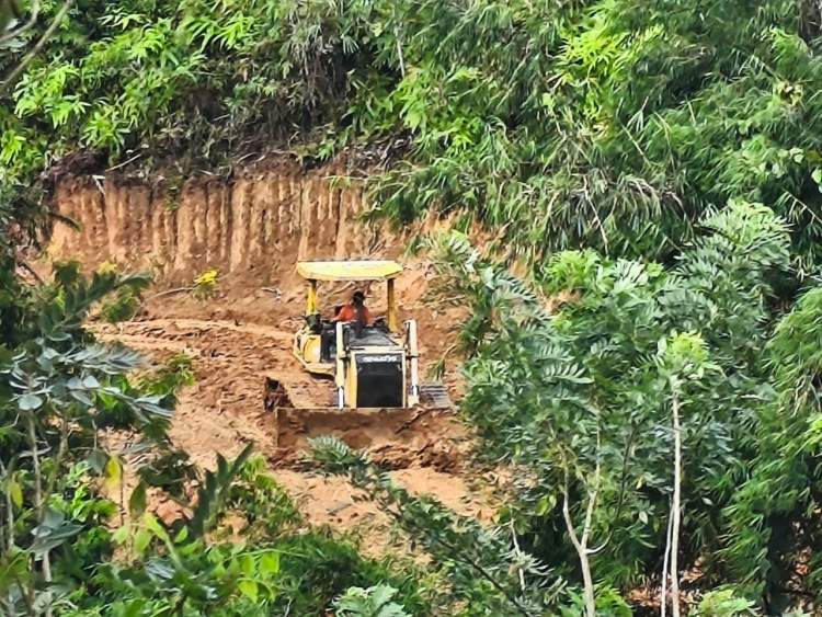 Personel TNI bersama warga mengerjakan pembukaan jalan program TMMD ke-127 di Desa Seguring Kecamatan Curup Utara Rejang Lebong