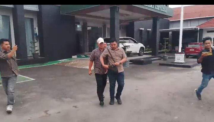 Mantan Bupati Rejang Lebong datang ke Kejari untuk diperiksa sebagai saksi kasus PDAM