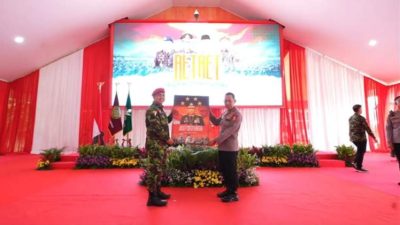 Kapolri memberikan sambutan pada pembukaan Retret KOKAM Muhammadiyah di Satlat Brimob Korbrimob Polri Cikeas Bogor