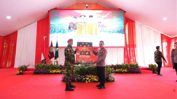 Kapolri memberikan sambutan pada pembukaan Retret KOKAM Muhammadiyah di Satlat Brimob Korbrimob Polri Cikeas Bogor
