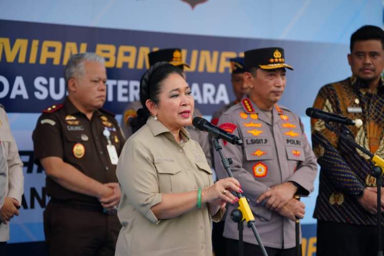 Kapolri dan Ketua Komisi IV DPR melepas 22 kontainer bantuan kemanusiaan bagi korban bencana di Sumatra