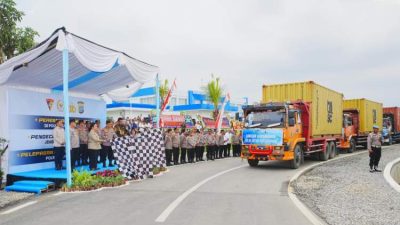 Kapolri Listyo Sigit Prabowo melepas bantuan logistik bencana untuk wilayah Sumatra