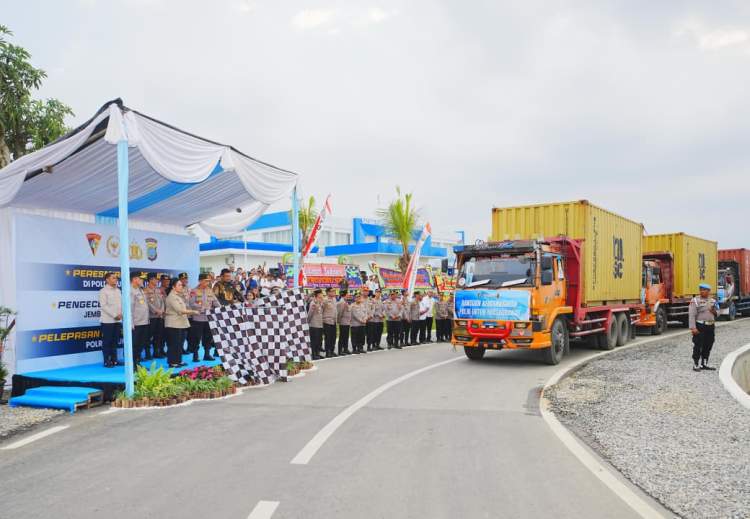 Kapolri Listyo Sigit Prabowo melepas bantuan logistik bencana untuk wilayah Sumatra