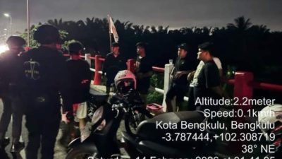 Personel Brimob Polda Bengkulu melakukan patroli malam di wilayah Kota Bengkulu untuk menjaga keamanan dan ketertiban masyarakat
