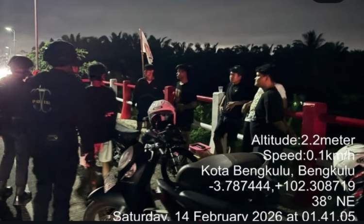 Personel Brimob Polda Bengkulu melakukan patroli malam di wilayah Kota Bengkulu untuk menjaga keamanan dan ketertiban masyarakat