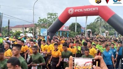 Personel Brimob Polda Bengkulu mengikuti Fun Run bersama TNI dalam peringatan HUT ke-80 Korem 041 Gamas di Kota Bengkulu