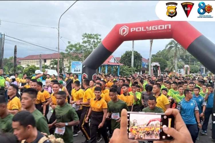 Personel Brimob Polda Bengkulu mengikuti Fun Run bersama TNI dalam peringatan HUT ke-80 Korem 041 Gamas di Kota Bengkulu