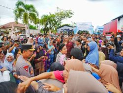 Kapolri dan Ketua Komisi IV Kirim 16 Truk Bantuan ke Tapteng