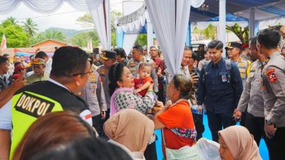 Titiek Soeharto bersama Kapolri menyerahkan bantuan kepada korban bencana di huntara Asrama Haji Pinangsori Tapanuli Tengah