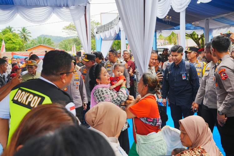 Titiek Soeharto bersama Kapolri menyerahkan bantuan kepada korban bencana di huntara Asrama Haji Pinangsori Tapanuli Tengah