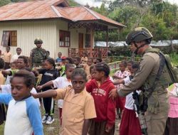 Polisi Latih Disiplin Siswa SD di Mulia