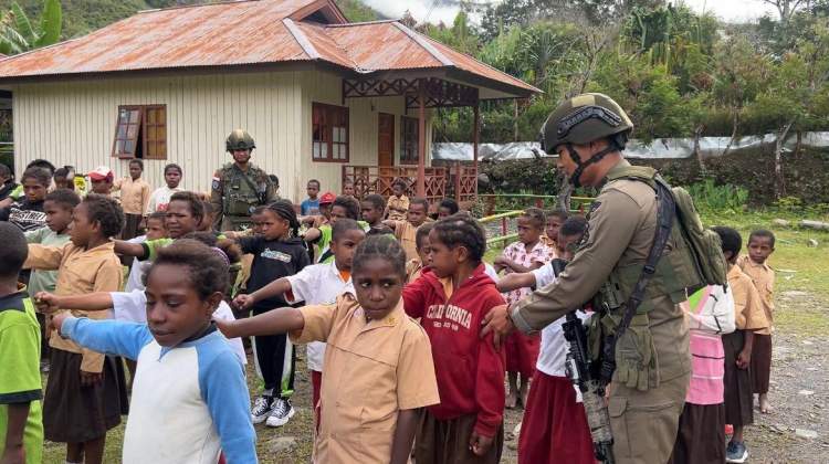 Personel Satgas Ops Damai Cartenz 2026 melatih PBB siswa SD Dondobaga di Distrik Mulia Kabupaten Puncak Jaya Papua