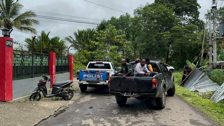 Aparat berjaga di bandara Korowai Papua setelah insiden penembakan pilot pesawat perintis
