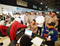 Kapolri Donor Darah Bareng Buruh