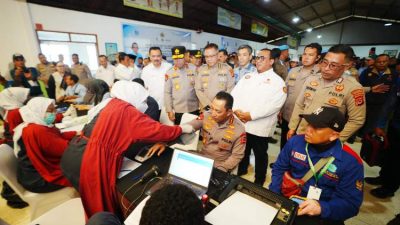 Kapolri Listyo Sigit Prabowo mengikuti donor darah bersama buruh saat perayaan HUT KSPSI di Tangerang