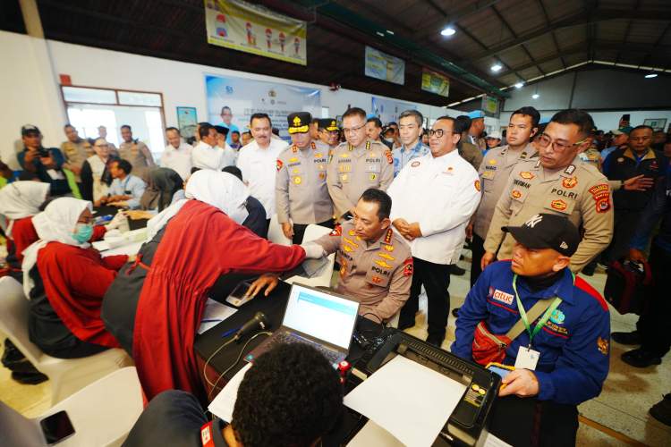 Kapolri Listyo Sigit Prabowo mengikuti donor darah bersama buruh saat perayaan HUT KSPSI di Tangerang