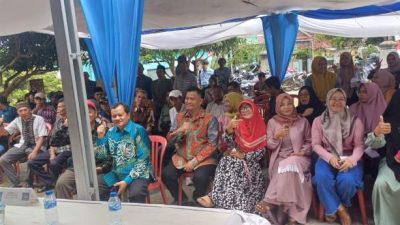 Anggota DPRD Kota Bengkulu Riuslan berdialog dengan warga saat reses di Gading Cempaka