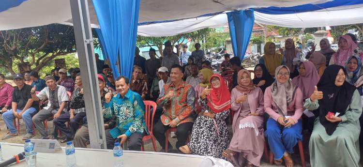 Anggota DPRD Kota Bengkulu Riuslan berdialog dengan warga saat reses di Gading Cempaka