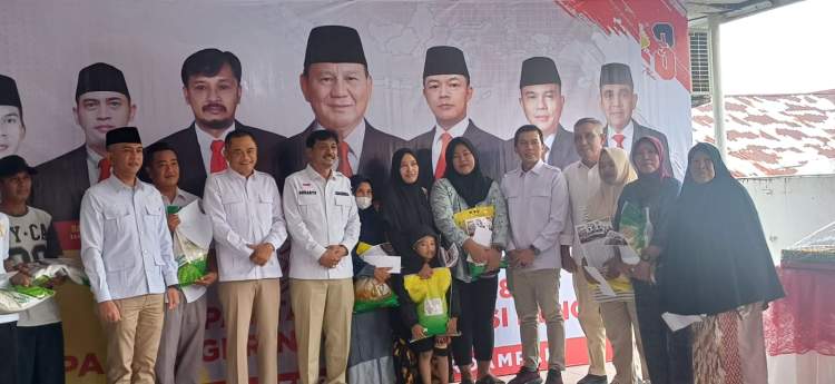 Ketua DPD Gerindra Bengkulu Suharto saat menyerahkan sembako kepada warga dalam peringatan HUT ke-18 Gerindra di Sekretariat DPD Gerindra Bengkulu.