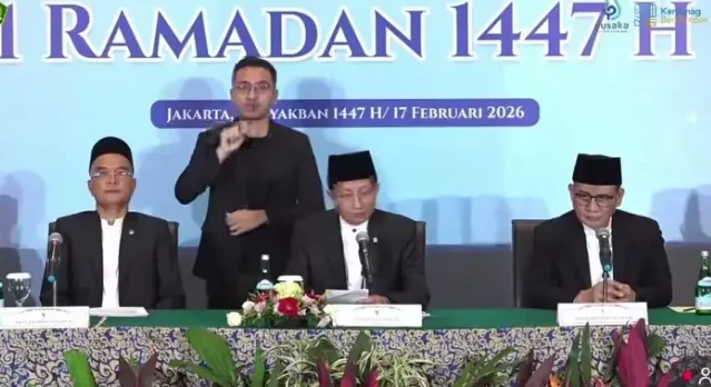 Tim pemantau hilal melakukan pengamatan awal bulan Ramadan dalam sidang isbat pemerintah di Jakarta