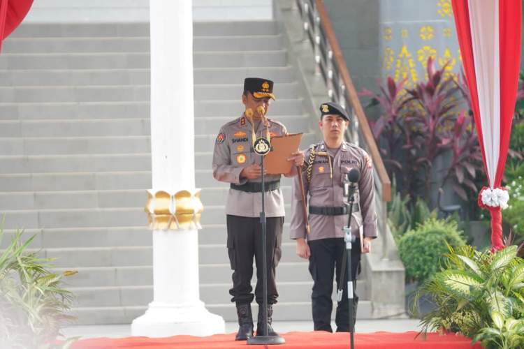 Kapolda Sumsel Irjen Pol Sandi Nugroho memimpin upacara Hari Kesadaran Nasional di Lapangan Mapolda Sumsel