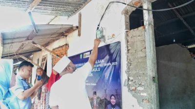 Gubernur Bengkulu menyerahkan bantuan pasang baru listrik gratis kepada warga Desa Padang Niur Bengkulu Selatan