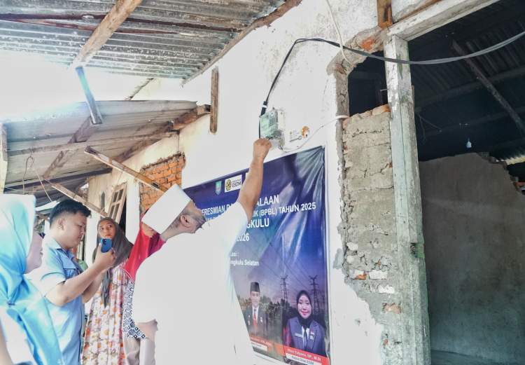 Gubernur Bengkulu menyerahkan bantuan pasang baru listrik gratis kepada warga Desa Padang Niur Bengkulu Selatan