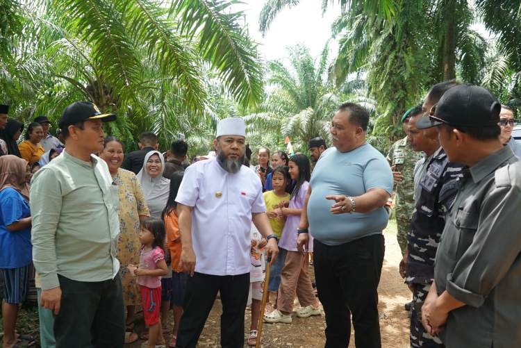 Gubernur Bengkulu melihat pembangunan jalan TMMD di Desa Kemang Manis Bengkulu Selatan