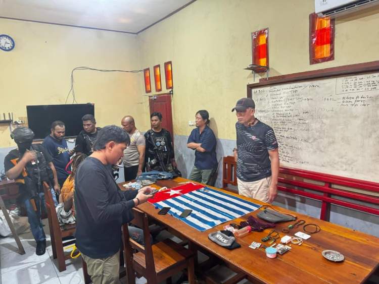 Petugas Satgas Cartenz mengamankan tersangka teroris dalam operasi keamanan di Yahukimo Papua Pegunungan