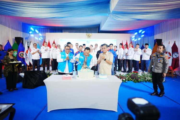 Kapolri Listyo Sigit Prabowo memberikan sambutan dalam acara HUT KSPSI dan Harpekindo di Purwakarta Jawa Barat